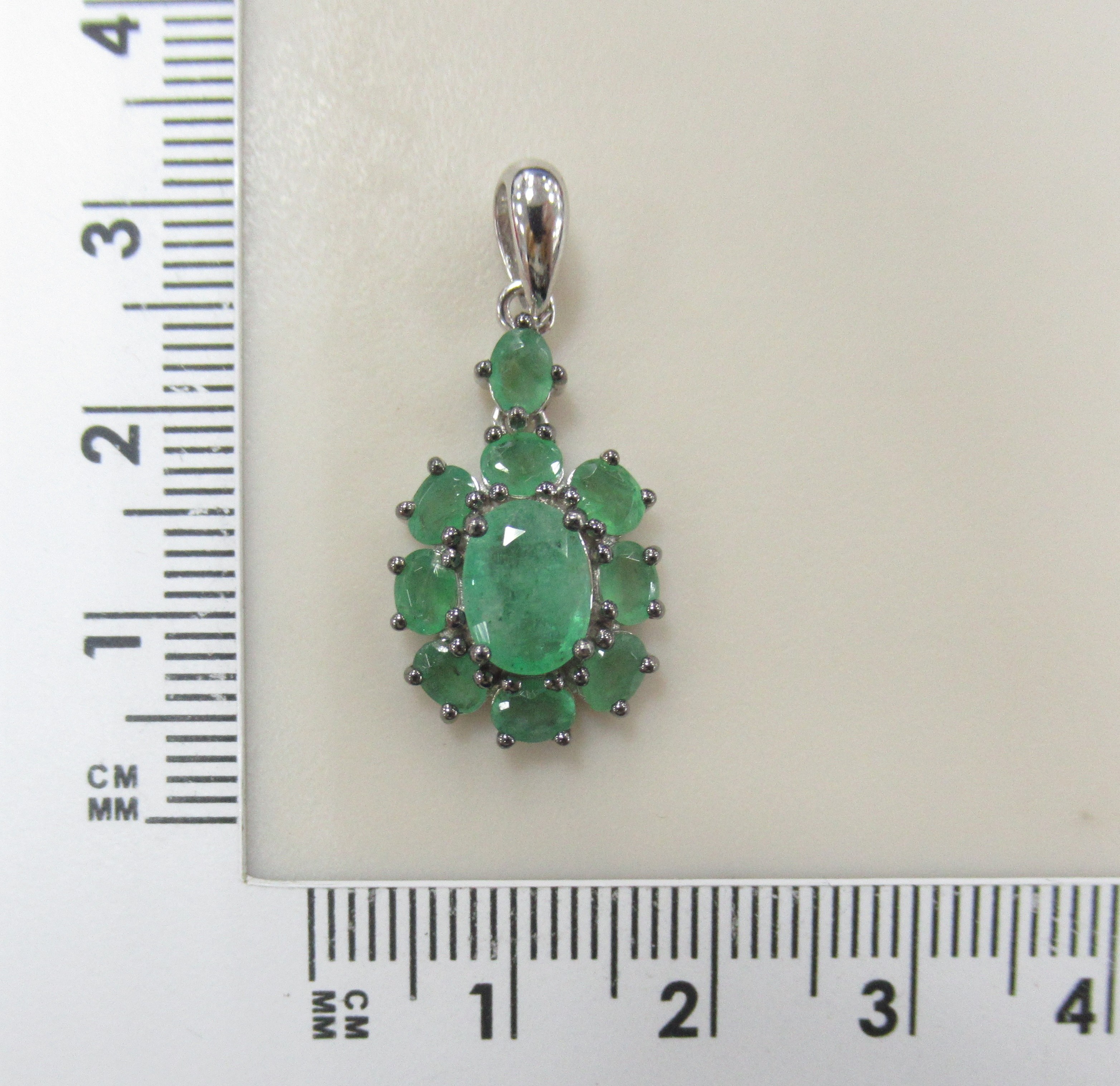 Серебряная подвеска с изумрудами "Цветок"